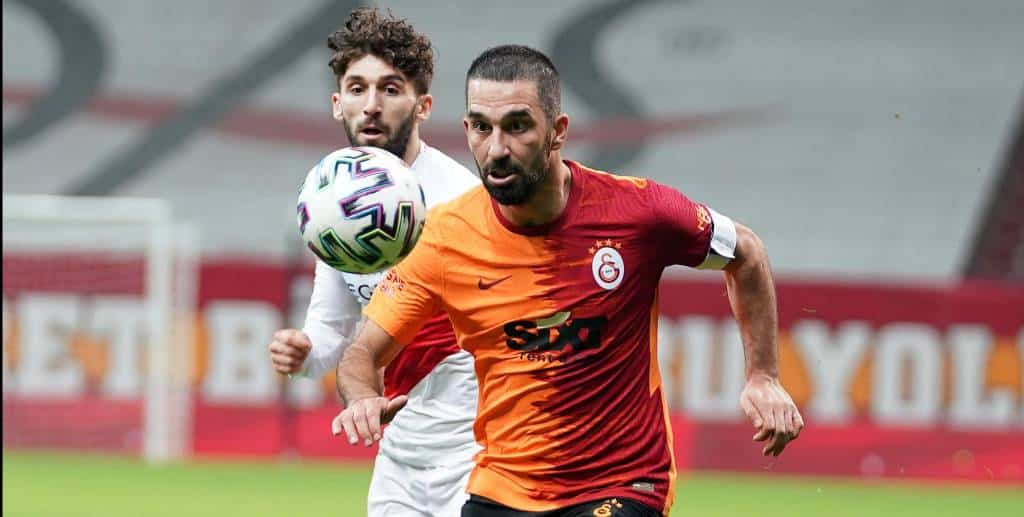 Kapitän Arda Turan lobt Galatasaray-Youngsters