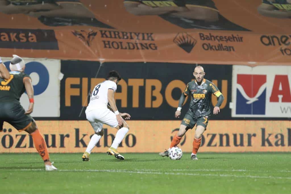 2:1 – Kasimpasa siegt in Unterzahl bei Alanyaspor