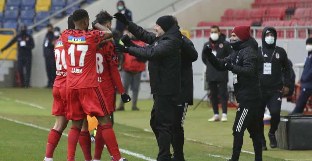 Sergen Yalcin: „Die VAR-Referees trinken Tee und Kaffee und wir sollen schweigen?“