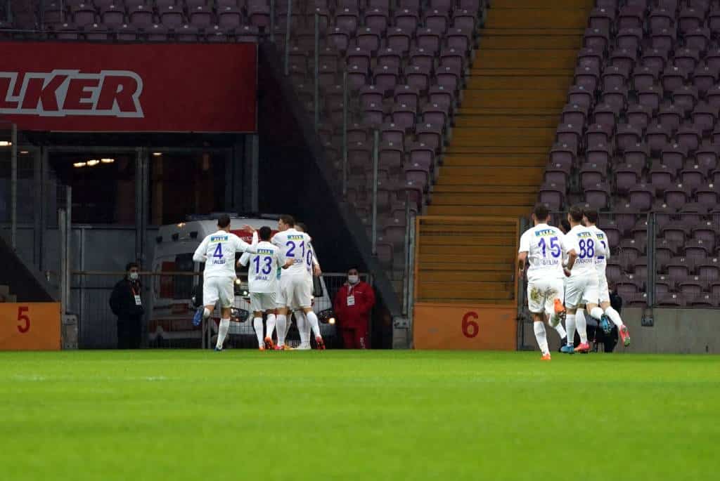 4:3 – Rizespor gewinnt spektakuläres Tor-Duell gegen Galatasaray – auch Karagümrük erfolgreich!