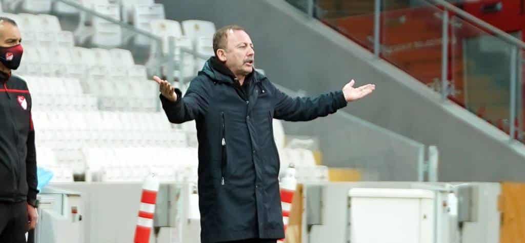 Besiktas-Coach Sergen Yalcin: „Vergessen die Referees ihre Roten Karten in unseren Partien?“