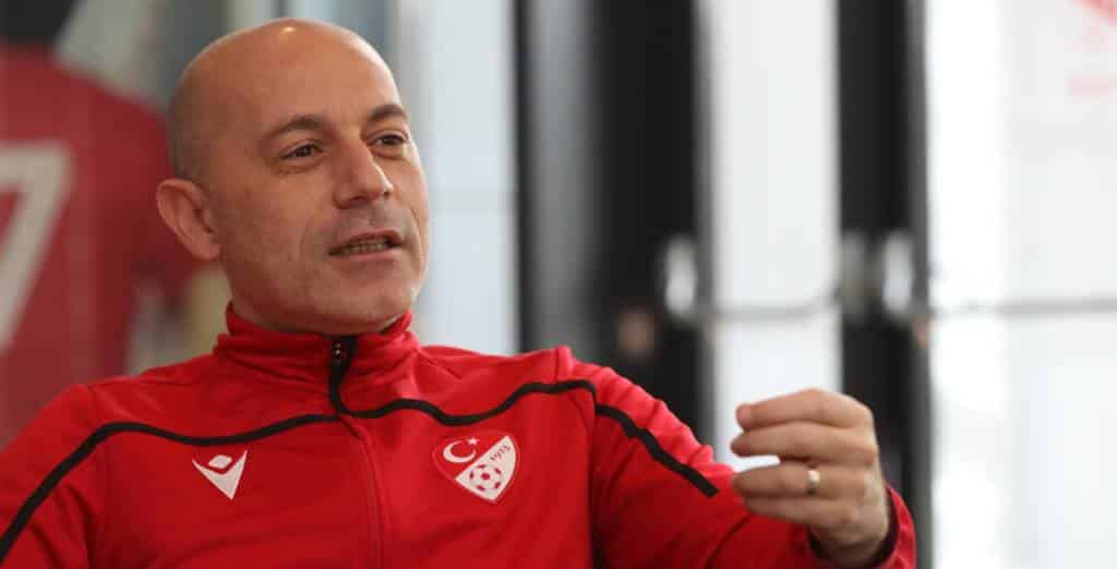 EURO 2020: Cüneyt Cakir leitet eines der Achtelfinal-Topspiele