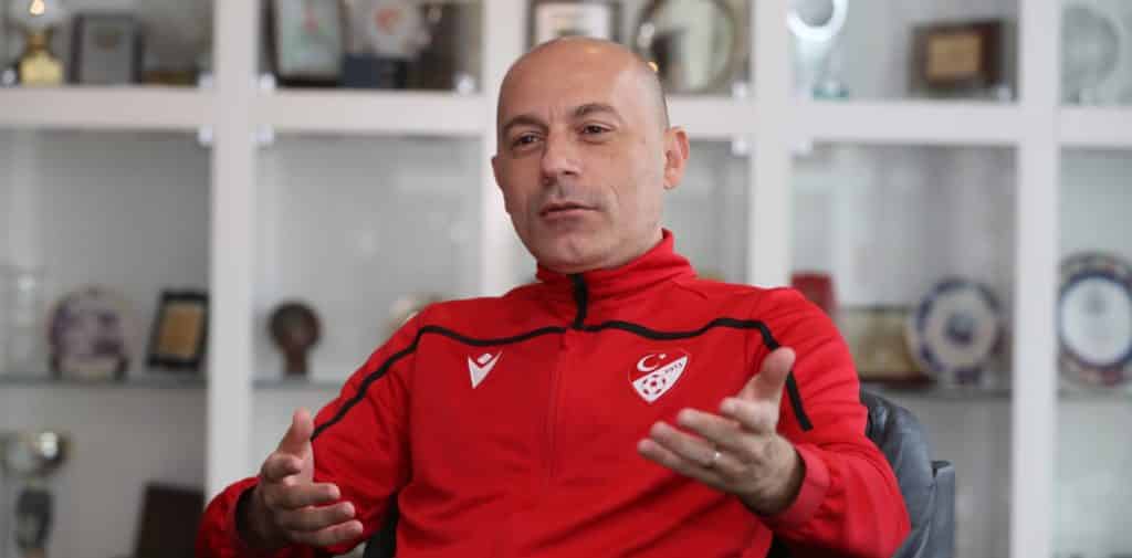 Trotz Angeboten aus dem Ausland: Cüneyt Cakir übernimmt neue Rolle beim TFF