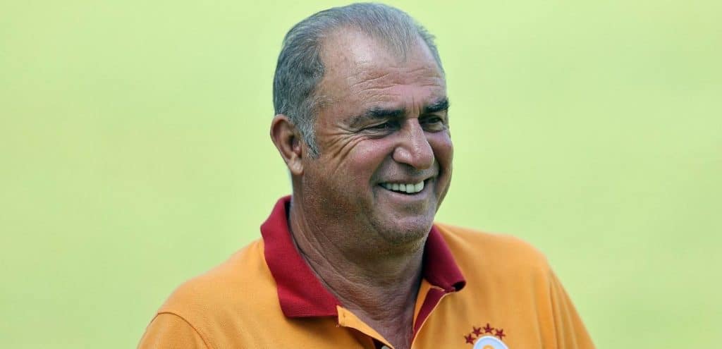 Video: Fatih Terim als erster türkische Trainer mit Golden Foot Award Legend geehrt