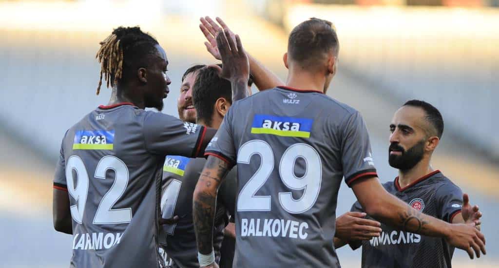 Süper Lig-Samstag: Karagümrük & Farioli gewinnen Italien-Duell gegen Adana & Montella!