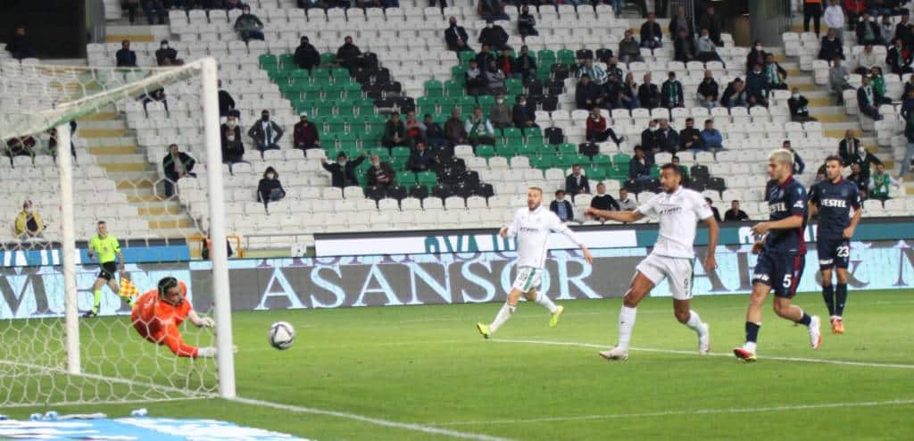 Dezimiertes Trabzonspor erkämpft sich 2:2-Remis bei Konyaspor!