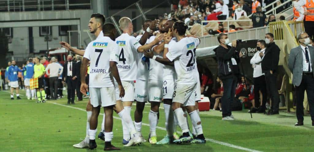 Ersatzgeschwächtes Besiktas unterliegt in Izmir Aufsteiger Altay