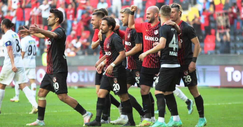 Süper Lig-Sonntag: Buz fliegt in Malatya nach Hatay-Pleite – Gaziantep schlägt Altay klar mit 4:1