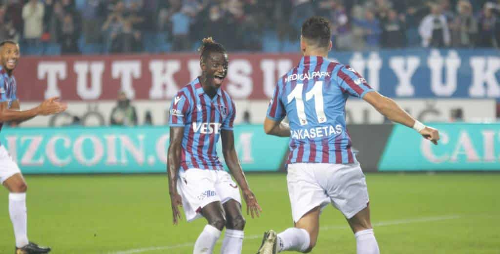 Trabzonspor gewinnt gegen Fenerbahce und ist neuer Tabellenführer!