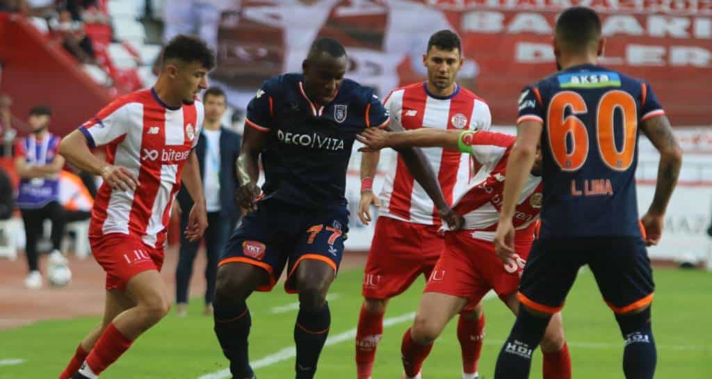 Süper Lig-Sonntag: Antalya unterliegt Basaksehir – Sivas und Adana teilen Punkte