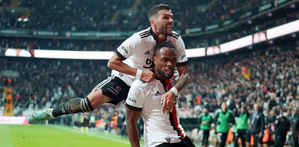 Trotz Rückstand: Besiktas feiert 2:1-Derbysieg gegen Galatasaray – Larin mit Doppelpack
