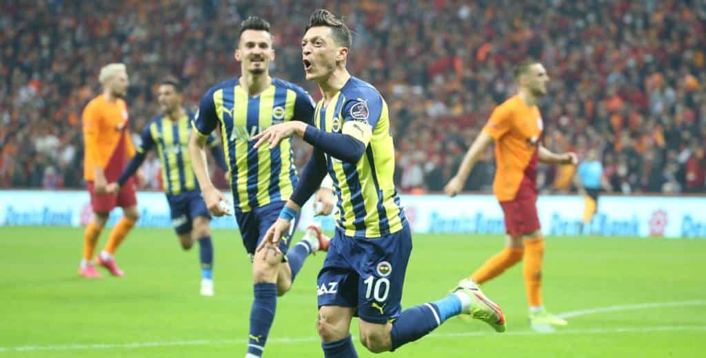 2:1-Derbysieg in Unterzahl für Fenerbahce: Özil und Crespo schocken Galatasaray!