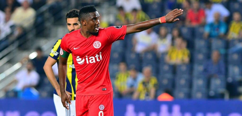 Eklat: Ex-Süper Lig-Profi Samuel Eto’o rastet aus und tritt YouTuber ins Gesicht