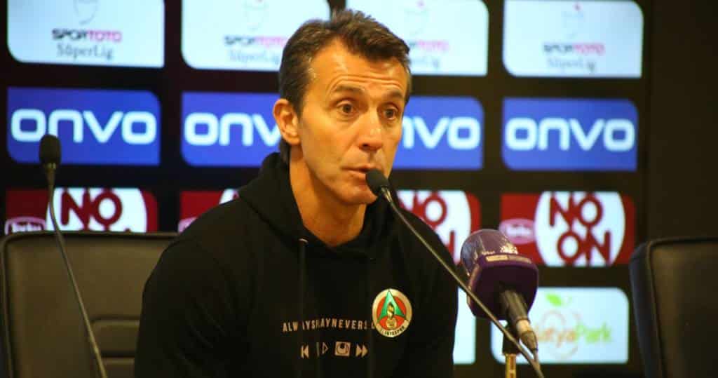 Alanyaspor: Trainer Bülent Korkmaz tritt zurück – Gerüchte um Farioli