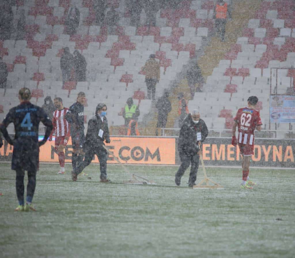 1:1 im Schneegestöber: Spitzenreiter Trabzonspor und Sivas teilen sich die Punkte