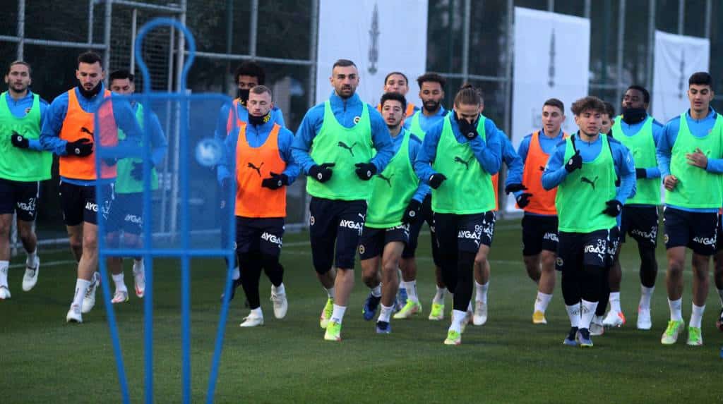 Fenerbahce ohne Özil und Yandas nach Antalya – Vier neue Corona-Fälle im Team