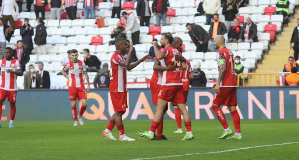 Süper Lig-Sonntag: Siege für Antalya und Sivas – Kasimpasa und Alanya teilen Punkte
