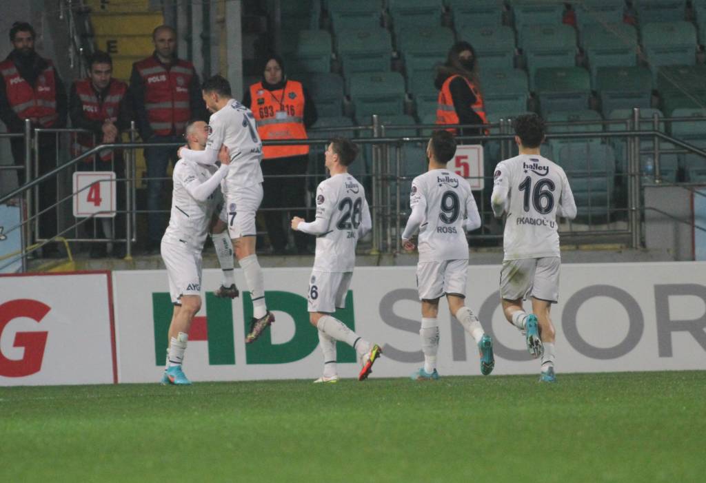 Überzahl nach 35 Sekunden & Hattrick von Serdar Dursun: Fenerbahce schießt Rizespor ab