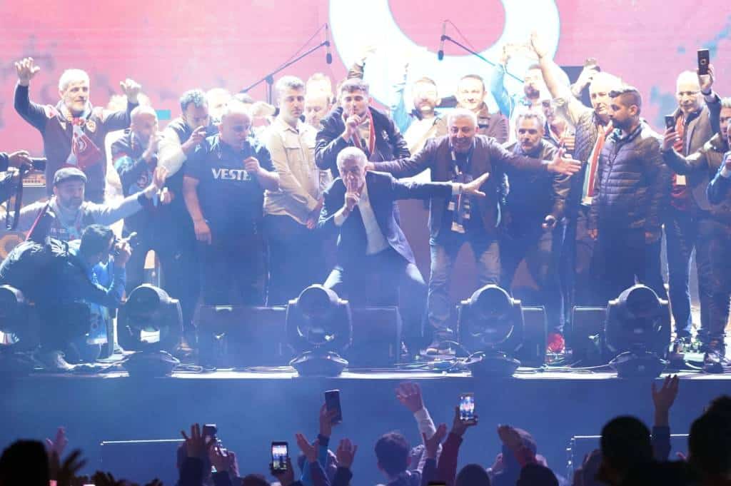 Trabzonspor erobert Istanbul: Teil zwei der Meisterfeister vor knapp 200.000 Fans