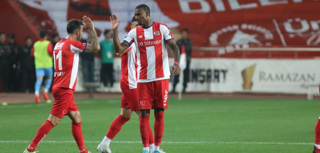 Trabzonspor vor Verpflichtung von Haji Wright – Sponsor sorgt mit dem Leak der neuen Trikots für einen Skandal