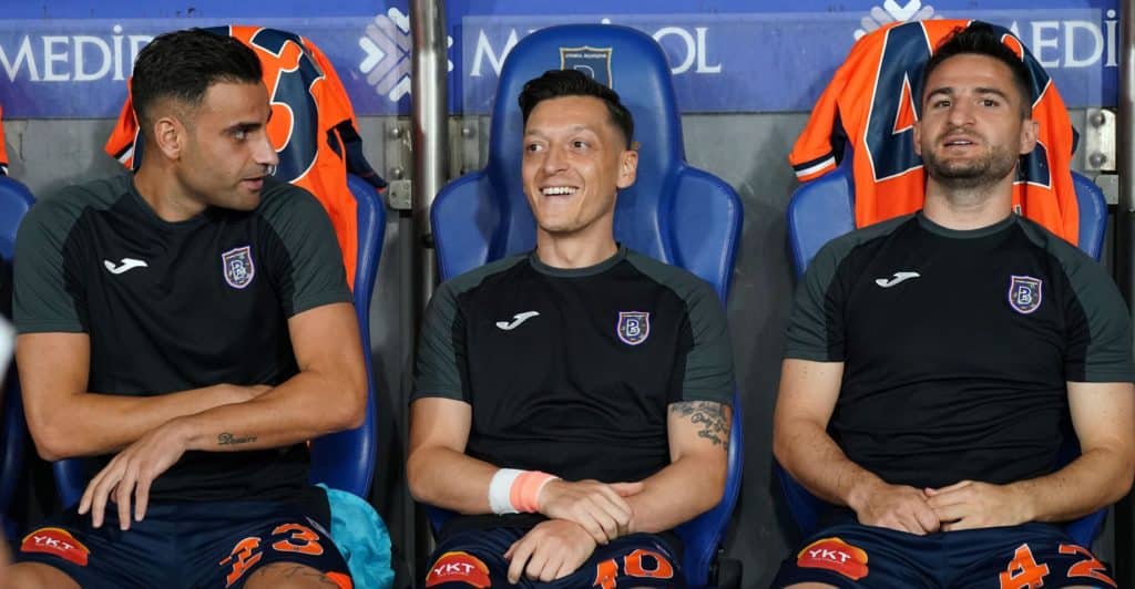 Verletzungsschock bei Basaksehir: Mesut Özil muss operiert werden und verpasst die gesamte Hinrunde