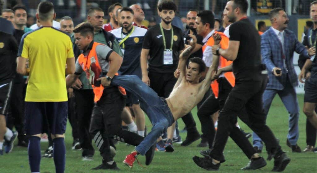 Unschöne Szenen nach Besiktas-Sieg: Ankaragücü-Fan mit Kung-Fu-Tritt gegen Salih Ucan und Cenk Tosun Besiktas Ankaragücü