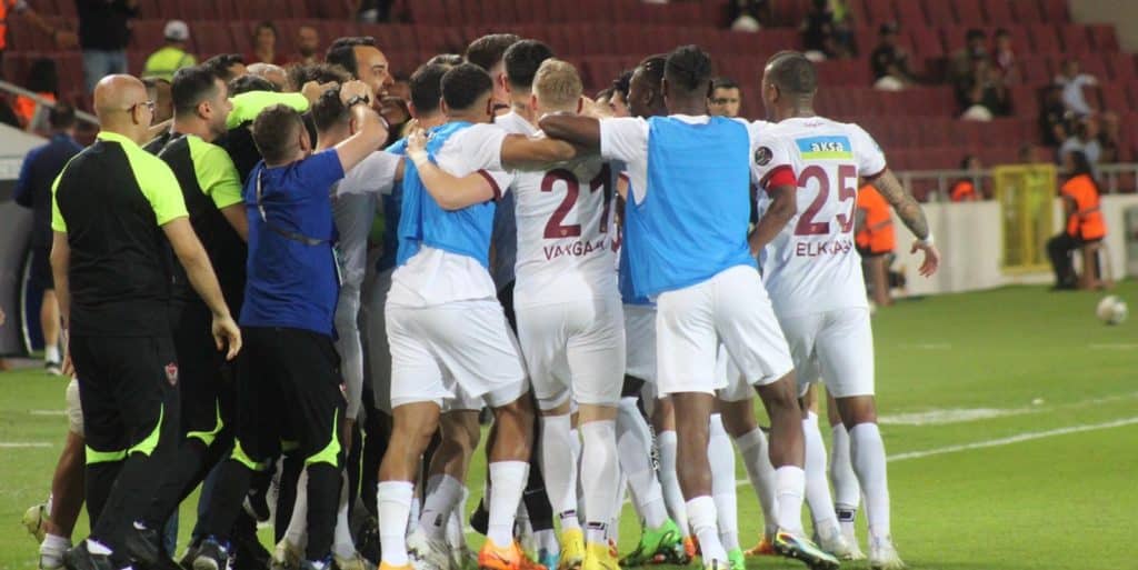 Süper Lig-Sonntag: Hatay gewinnt erneut mit Neu-Trainer Demirel – Punkteteilung zwischen Ümraniye und Kayseri
