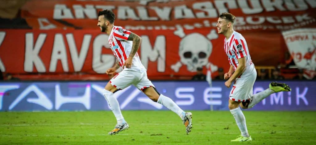 Süper Lig-Sonntag: Antalyaspor feiert 4:2-Heimsieg gegen Karagümrük – Kayserispor gewinnt 2:1 in Gaziantep
