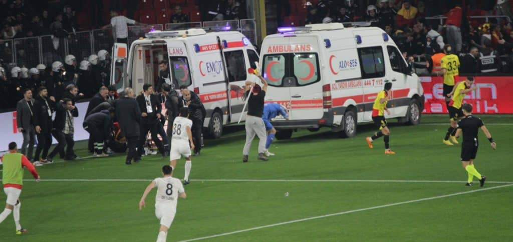 Spielabbruch in Izmir: Göztepe-Fan stürmt auf Feld und knüppelt auf Altay-Spieler ein