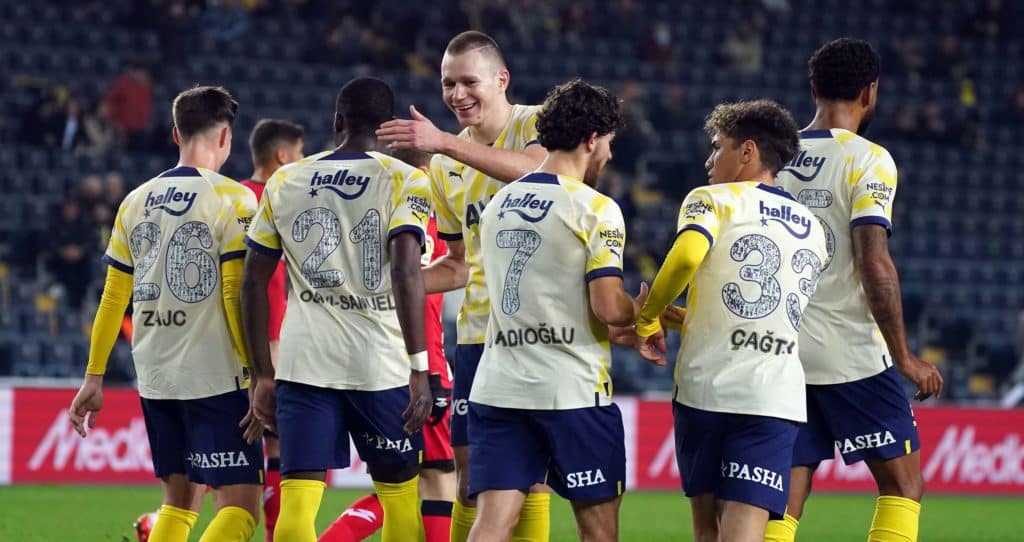 Fenerbahce dreht Rückstand gegen Rayo Vallecano – Joao Pedro womöglich schwer verletzt Fenerbahce