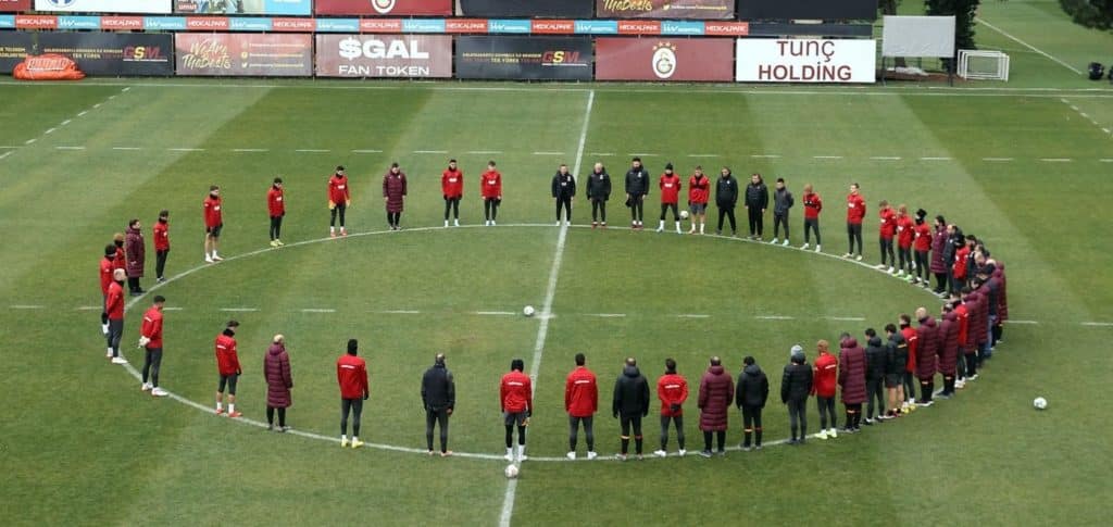 Fußballwelt hält eine Schweigeminute für die Türkei ab