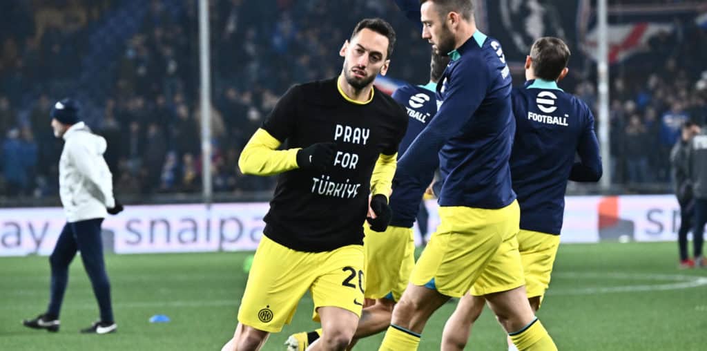Inter Mailand-Profi Hakan Calhanoglu wärmt sich mit „Betet für die Türkei“-T-Shirt auf