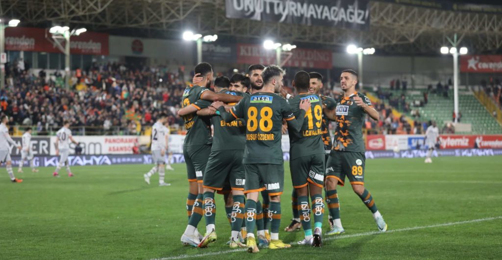 Alanyaspor besiegt Basaksehir in Unterzahl bei Yanal-Debüt