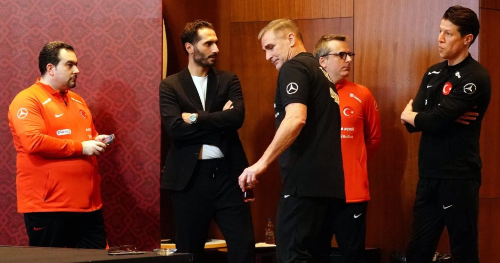 Türkei: Trotz EM-Kurs Aus für Nationaltrainer Kuntz? Beerbt Özil Teammanager Altintop?