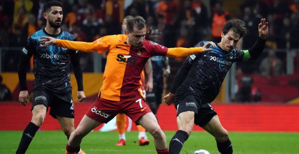 Galatasaray feiert späten 2:0-Heimsieg gegen Adana Demirspor und festigt Platz eins