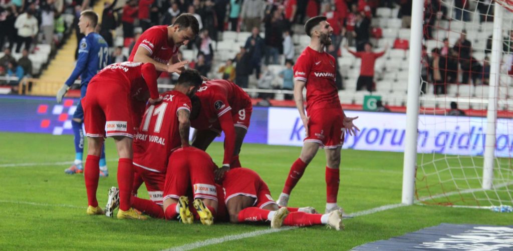 Antalyaspor gewinnt Mittelmeer-Derby gegen Alanyaspor mit 3:1