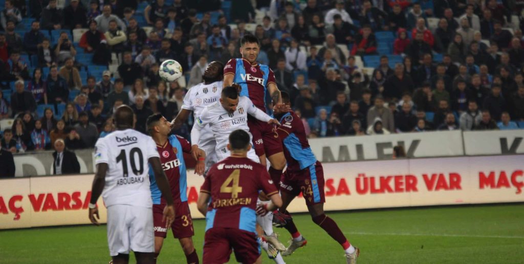 Mert Günok hält für Besiktas Punkt gegen Trabzonspor fest