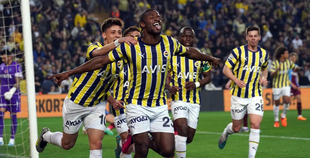 Fenerbahce muss Antalyaspor bezwingen und auf Ausrutscher von Galatasaray hoffen