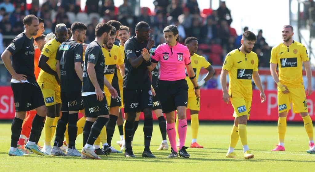 Nach Ankaragücü-Niederlage: Ümraniyespor erster Süper Lig-Absteiger – Antalya und Basaksehir mit Nullnummer