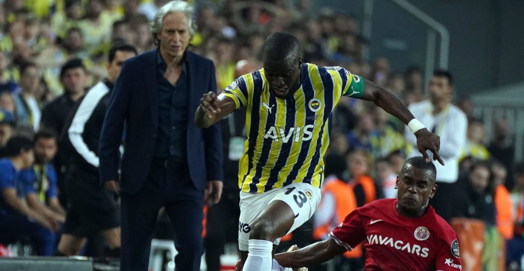 Fenerbahce besiegt Antalyaspor 2:0, muss sich aber mit Vizemeisterschaft begnügen