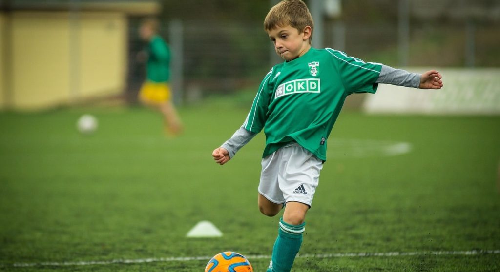 5 Geschenkideen für Fußballfans: Diese Präsente treffen ins Schwarze