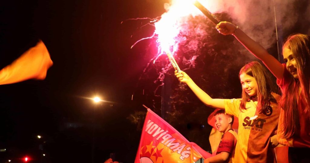 Galatasaray vs Fenerbahce: Stadionvlog von Mustafa Demertzis – Meisterschaftsfeier und Pyros ohne Ende