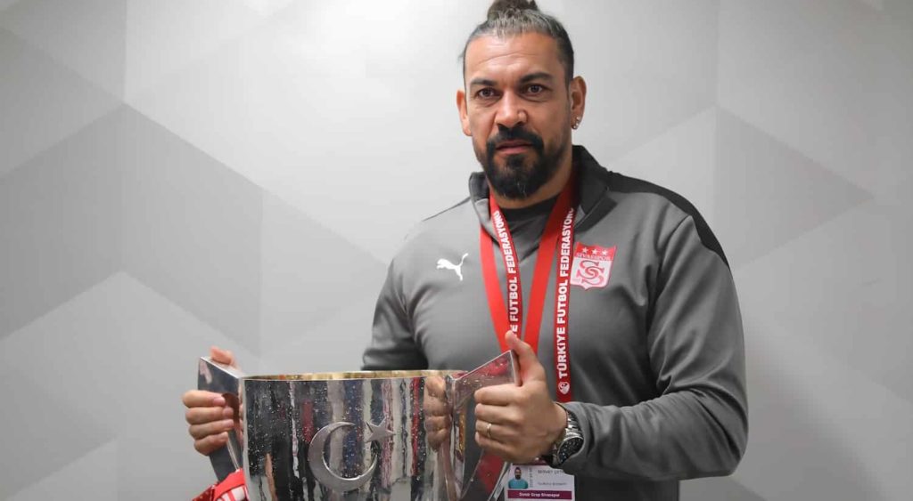 Servet Cetin steigt in Sivas vom Co-Trainer zum Chefcoach auf und beerbt Riza Calimbay