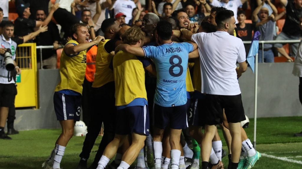 Conference League: Dezimiertes Adana schafft gegen Cluj Historisches und ist nach 2:1 eine Runde weiter