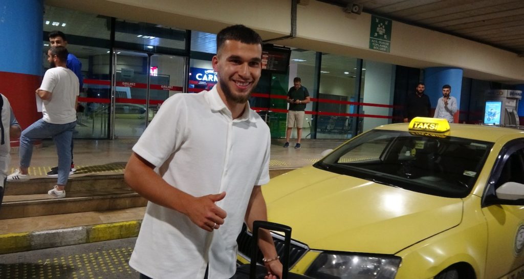 Neuer Rechtsverteidiger für Trabzonspor: Schalke-Youngster Mehmet Can Aydin in der Türkei eingetroffen