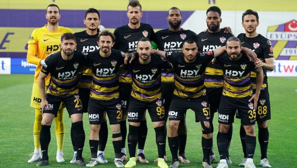 Zweitliga-Tabellenführer Eyüpspor trennt sich mitten in der Saison von Ryan Babel