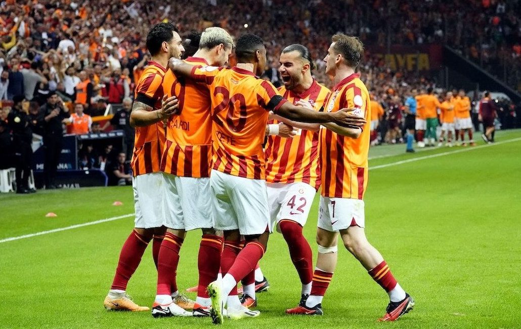 Patzer-Parade: Besiktas-Abwehr verteilt Geschenke, Galatasaray bedankt sich  und gewinnt Derby 2:1