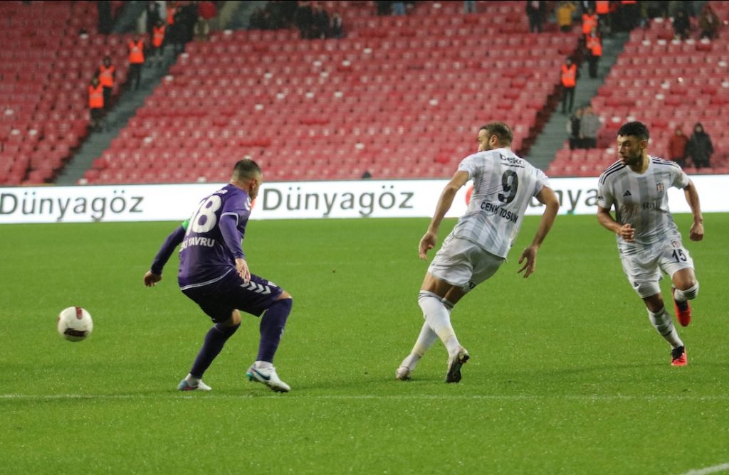 Besiktas ringt Samsunspor unter strömenden Regen 2:1 nieder