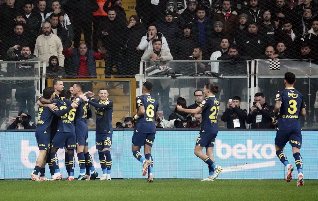 VAR im Dauereinsatz: Fenerbahce gewinnt Derby gegen Besiktas auswärts mit 3:1