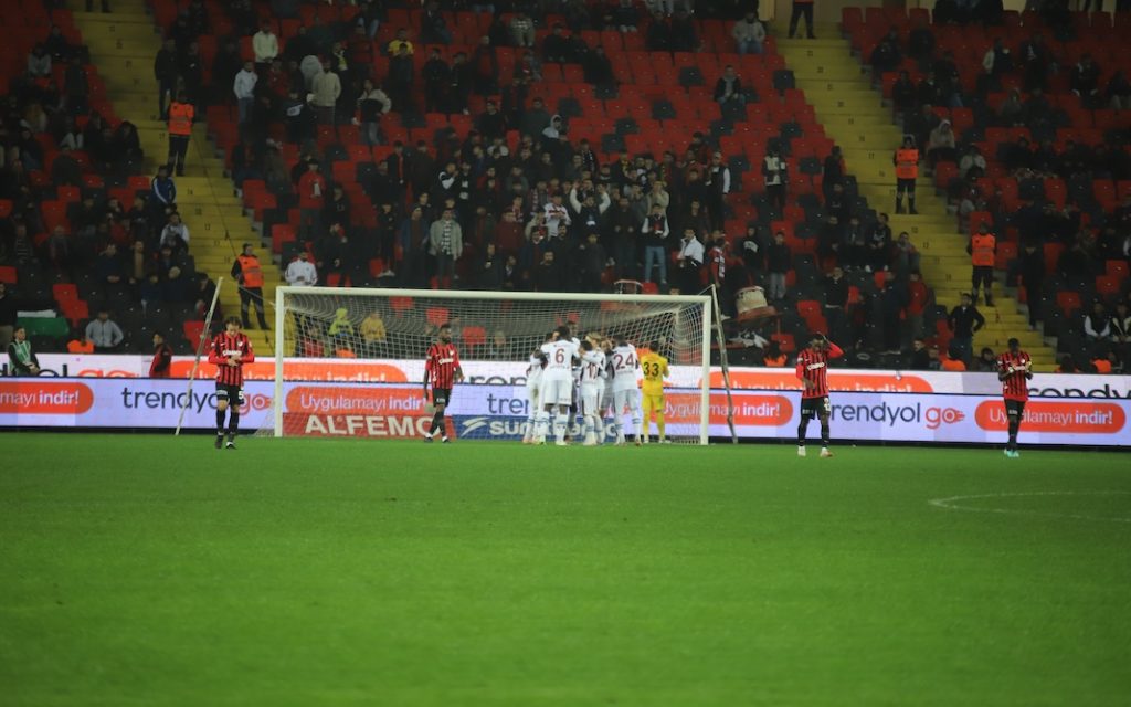 Trezeguet führt Trabzonspor zu einem 3:1-Auswärtssieg in Gaziantep